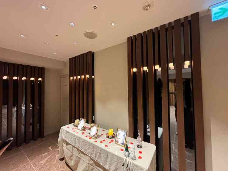 披露宴会場手前のウェルカムスペース。持ち込み料は無料で自由に装飾できるのは魅力的。