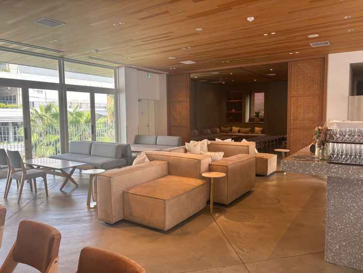 広々としたゲストの待合スペース。ソファーが沢山あってゆっくり座れます。