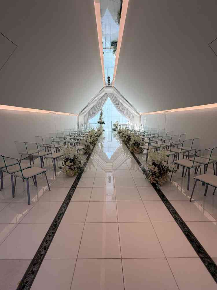 カーテンは、閉めることができるそうで、とても綺麗な挙式場にテンションが上がりました。