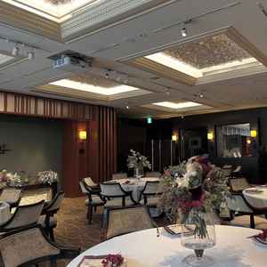 ガーデンスペースに面した披露宴会場の写真。天候に左右されず、しっかり光が入ってくる印象。