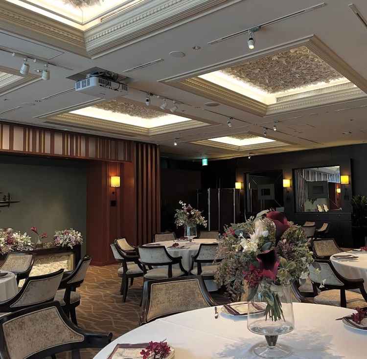 ガーデンスペースに面した披露宴会場の写真。天候に左右されず、しっかり光が入ってくる印象。