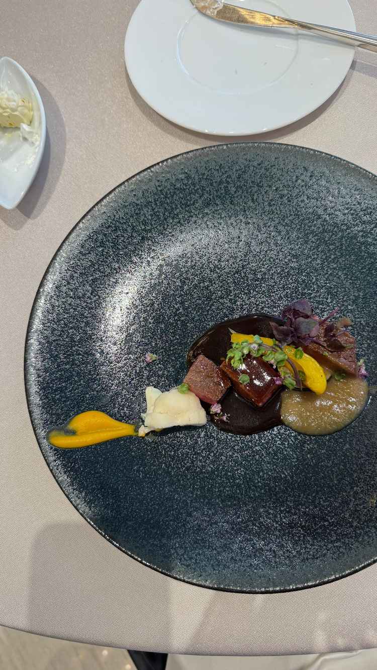 お肉がとろけて美味しかった。オープンキッチンが併設してありライブ感が良かった。