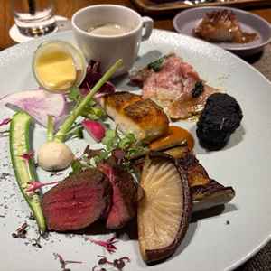 フルコースを少しずつワンプレート形態で試食させて頂きました。見た目も華やかでテンションが上がります。