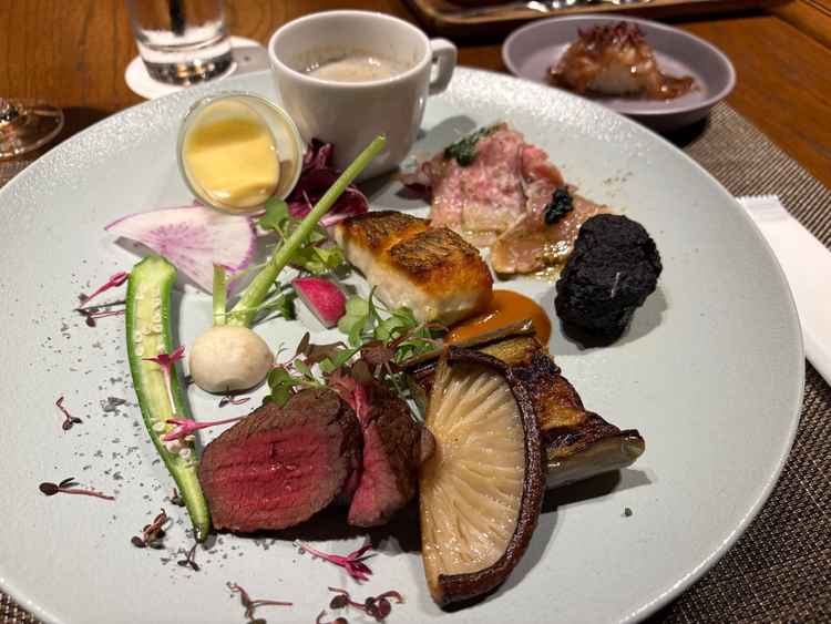 フルコースを少しずつワンプレート形態で試食させて頂きました。見た目も華やかでテンションが上がります。