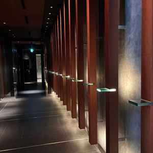 エレベーターを登ってから、チャペルに向かう間の通路。鏡のようになっており、写真を撮ることができる。　