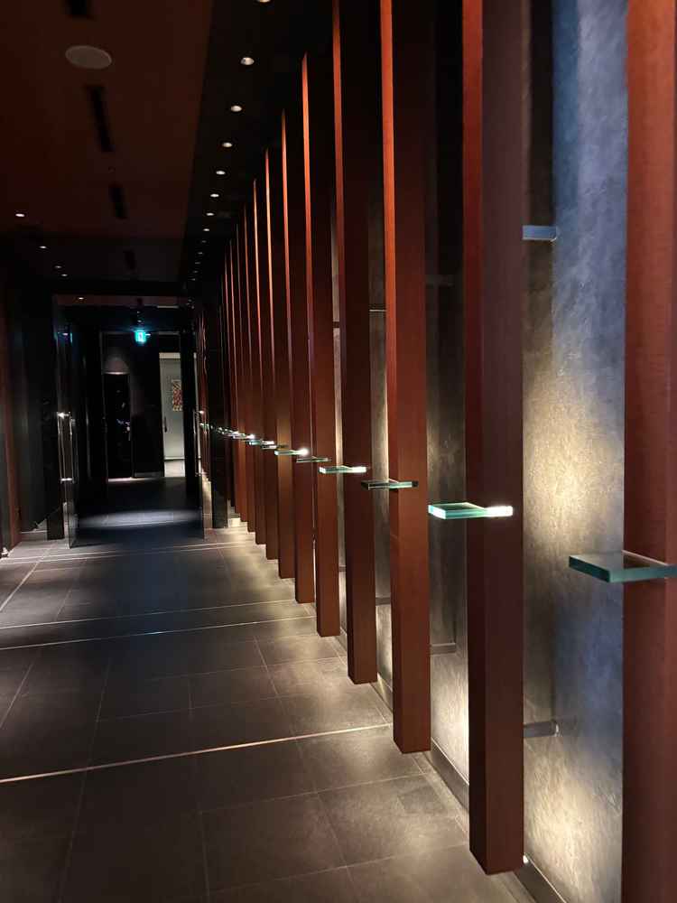 エレベーターを登ってから、チャペルに向かう間の通路。鏡のようになっており、写真を撮ることができる。　