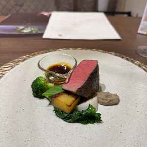 アルモニービーフは脂身が少なくコースの最後にも食べやすく美味しいお肉でした