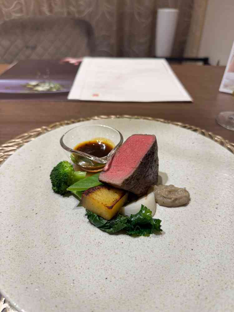 アルモニービーフは脂身が少なくコースの最後にも食べやすく美味しいお肉でした