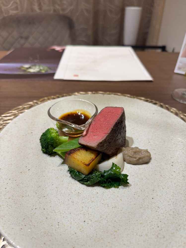 アルモニービーフは脂身が少なくコースの最後にも食べやすく美味しいお肉でした