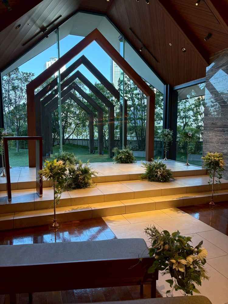 緑が感じられて、自然光が綺麗に入って、素敵な空間。生花がとても良い匂いでした。