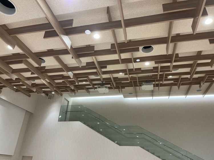 こちらの会場は透明な階段から入場できる造りになっていました。写真を撮ると天井の木目も映り綺麗でした。