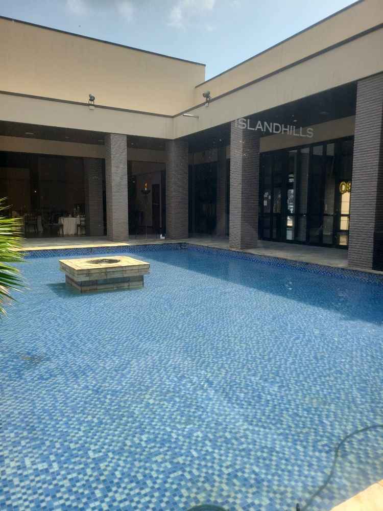 会場中心のプール