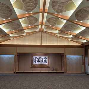 披露宴会場はゴージャスな雰囲気で天井がとても高かったです