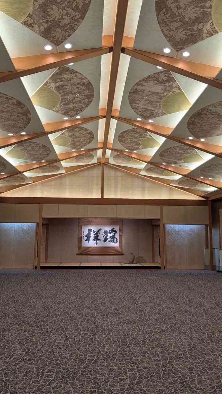 披露宴会場はゴージャスな雰囲気で天井がとても高かったです