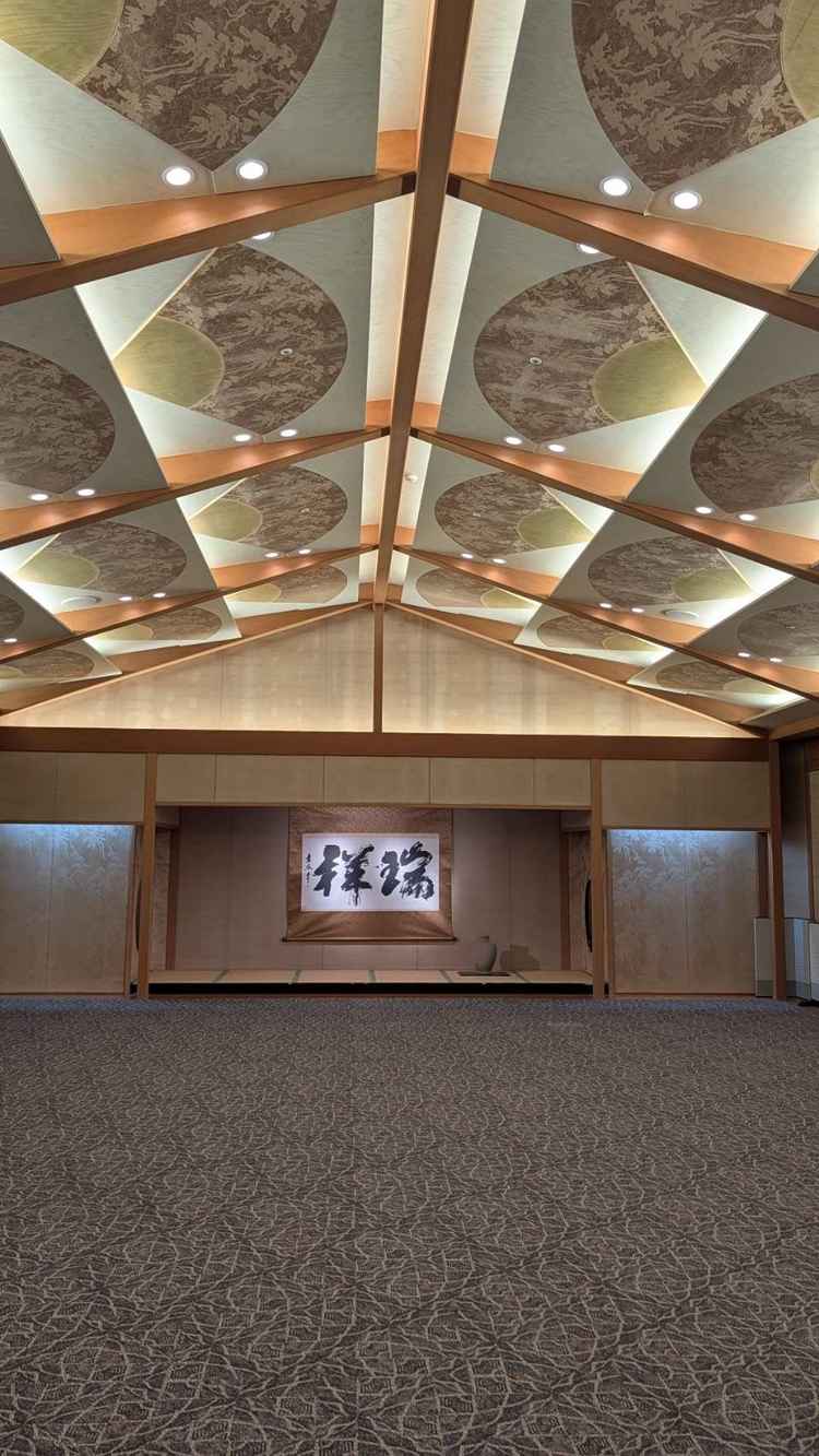 披露宴会場はゴージャスな雰囲気で天井がとても高かったです