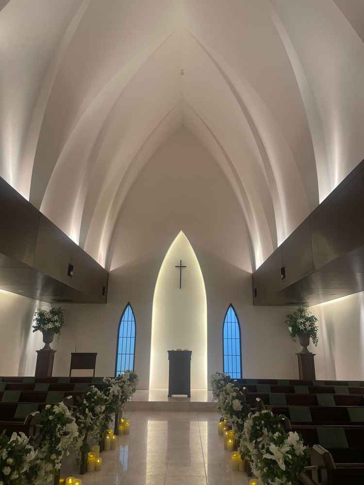 天井が高いチャペルはキャンドルが灯してあり温かみのある空間でした。