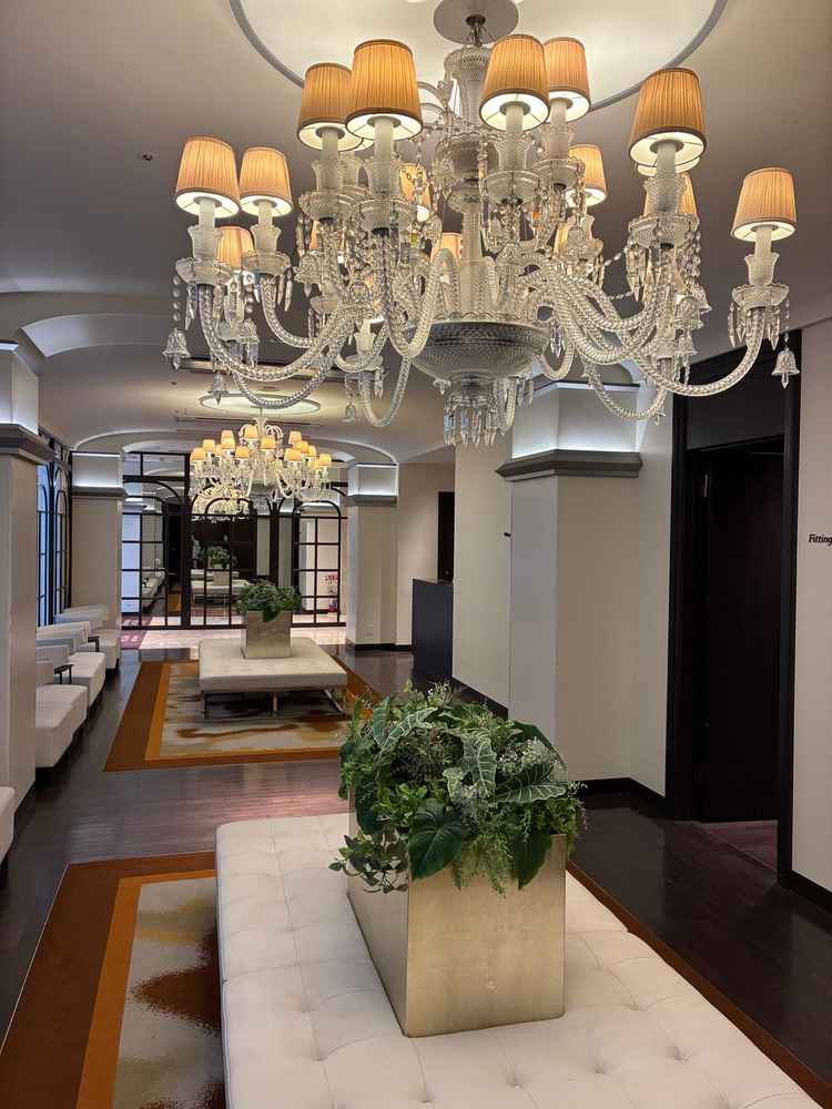 ゲスト待合室ですシャンデリアが良さそう