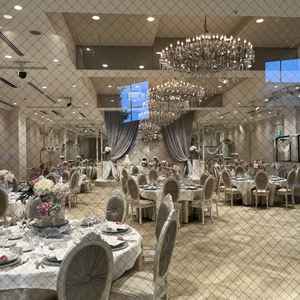 披露宴会場、白基調でとても華やかで、プロジェクトマッピングもできるとの事でワクワクしました。