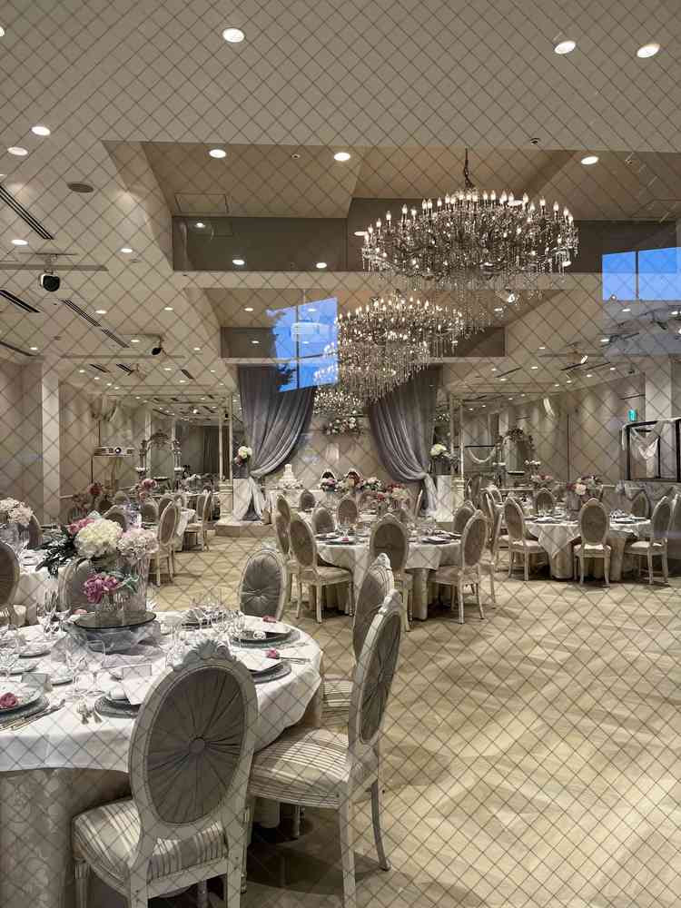 披露宴会場、白基調でとても華やかで、プロジェクトマッピングもできるとの事でワクワクしました。