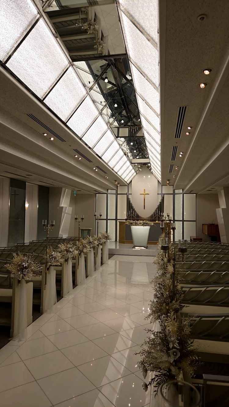 ガラスの綺麗なチャペルです。キャンドルに火が灯り暗い会場の中新婦の入場に合わせて照明演出があります。