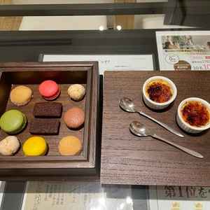 お見積もりを待ってる間のお茶菓子の写真。味も見た目もサービスにも大満足。