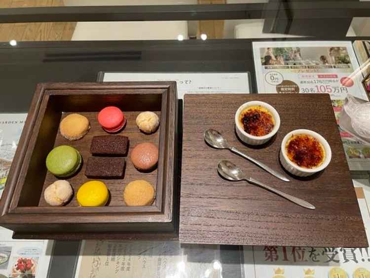 お見積もりを待ってる間のお茶菓子の写真。味も見た目もサービスにも大満足。