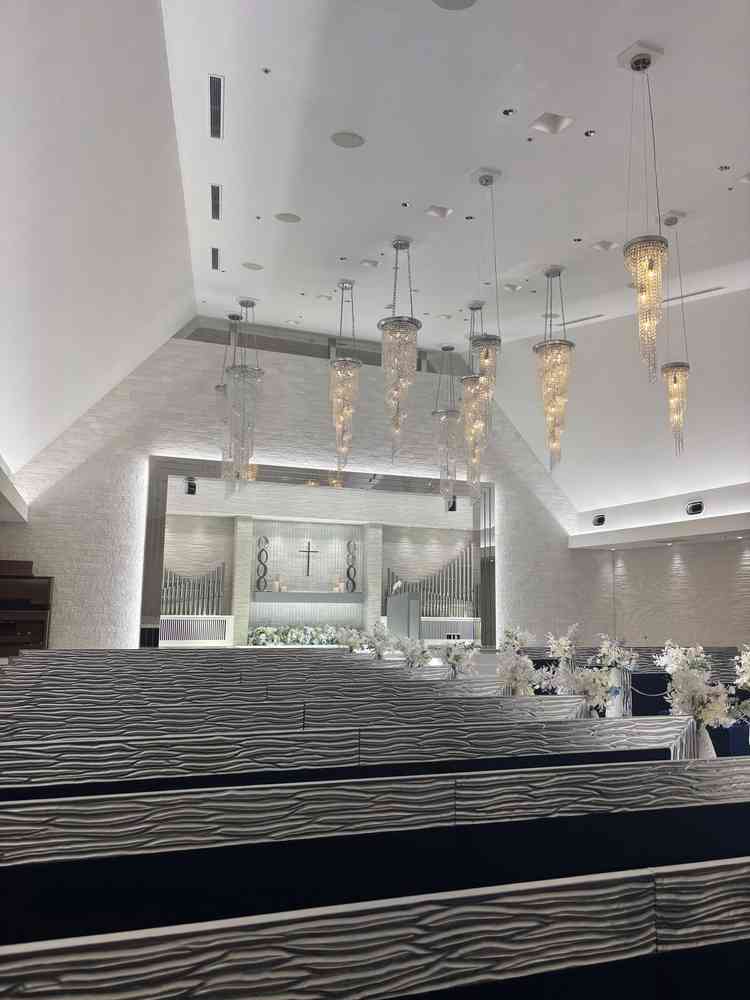 チャペルの写真です。白を基調とした会場で綺麗でした。