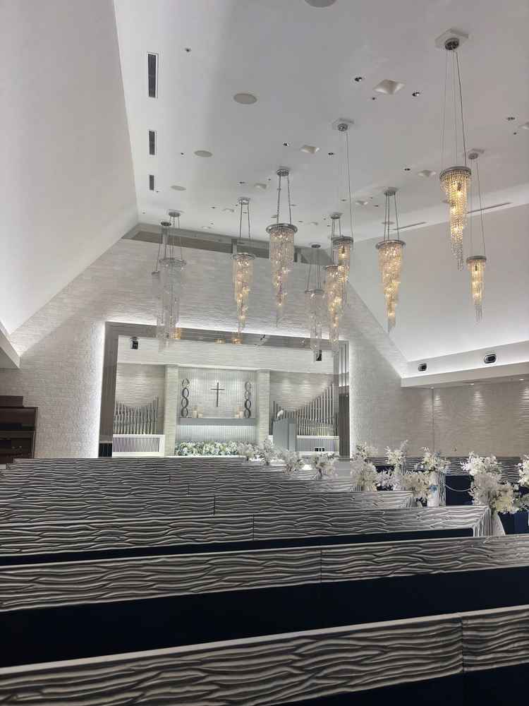 チャペルの写真です。白を基調とした会場で綺麗でした。