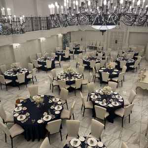 広い披露宴会場。白い空間で、選ぶクラスやお花のカラーで空間を変えられる。様々な演出が可能。