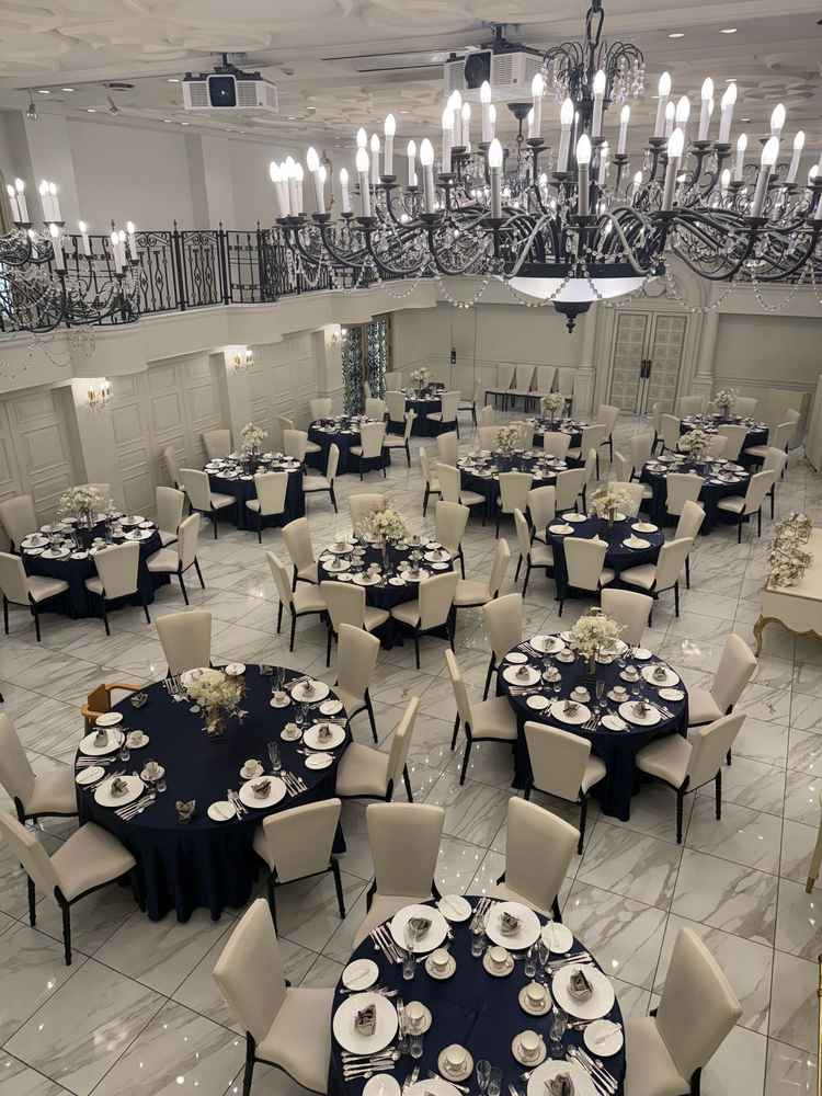 広い披露宴会場。白い空間で、選ぶクラスやお花のカラーで空間を変えられる。様々な演出が可能。