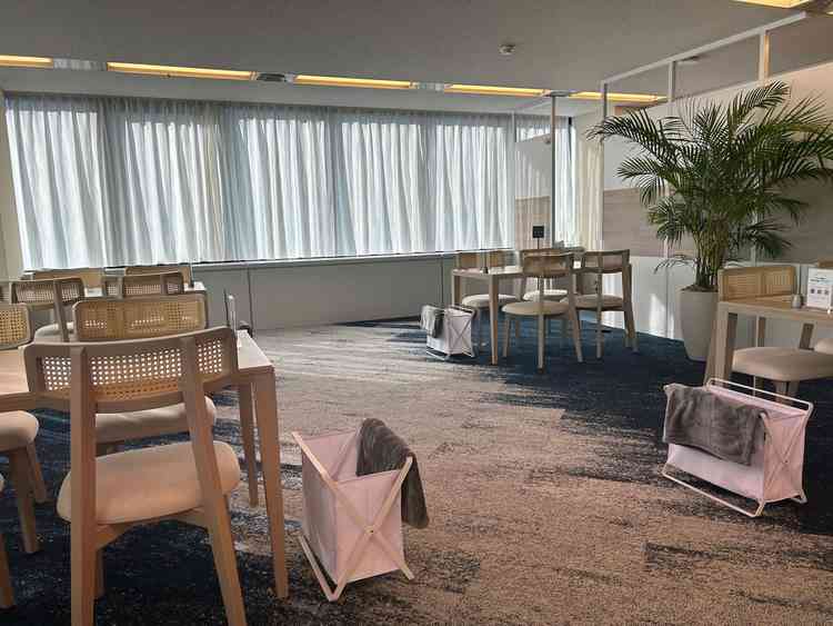 式場がオープンに向けて建設中のため、オフィスビル内にあったブライダルサロンでしたが落ち着いた雰囲気。