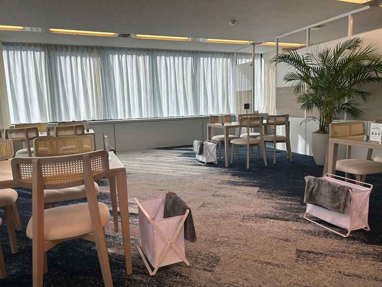 式場がオープンに向けて建設中のため、オフィスビル内にあったブライダルサロンでしたが落ち着いた雰囲気。