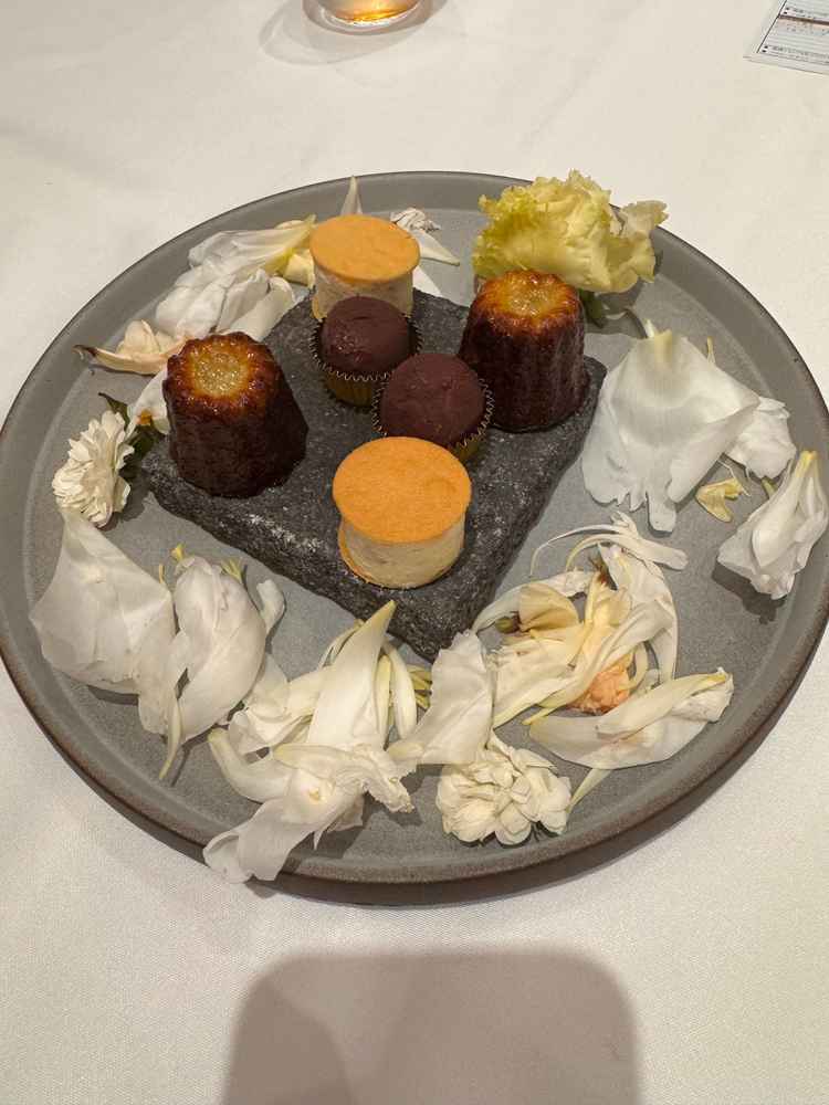 デザート後の小菓子。1つひとつがクオリティ高く美味しい。
