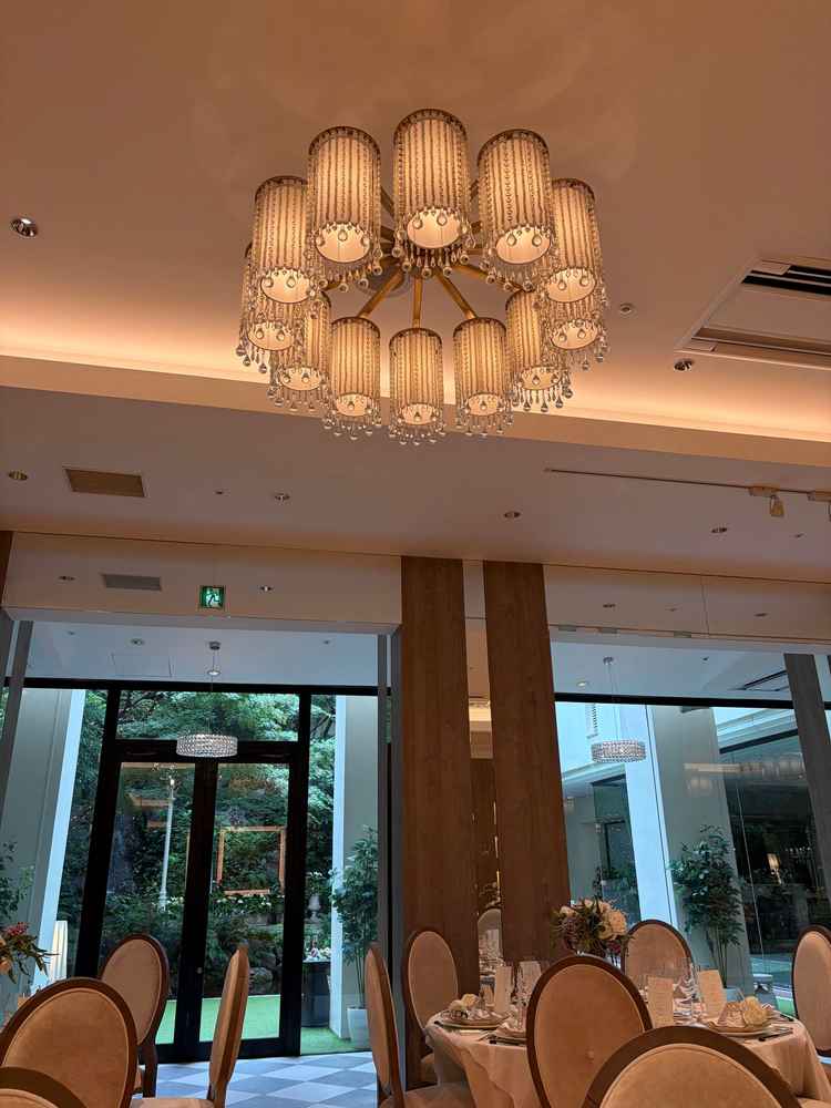 披露宴会場　ガーデンが目に入り、とても開放的です。全ての場所がゆったり広々していたのが印象的でした。
