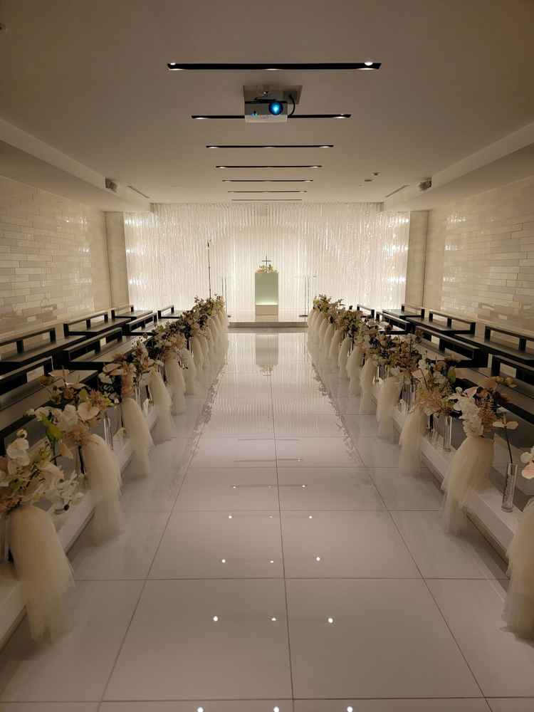 チャペルです。白をベースに招待された方の足元も見えづらく横向きなので新婦新郎も見易いのが良かったです