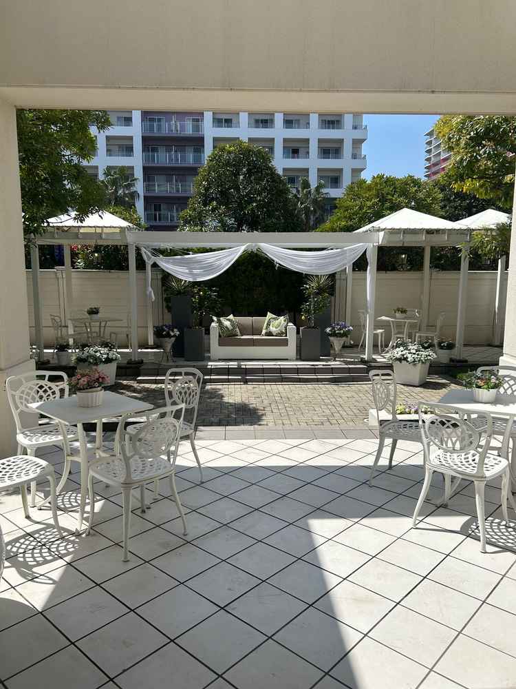 挙式と披露宴の間にある立食パーティー用のテラスです。こちらも広々としており素敵でした！