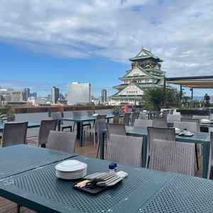 青空の下で写真を撮ったり、ゲストとリラックスして過ごせそうな素敵な屋上だと感じました。
