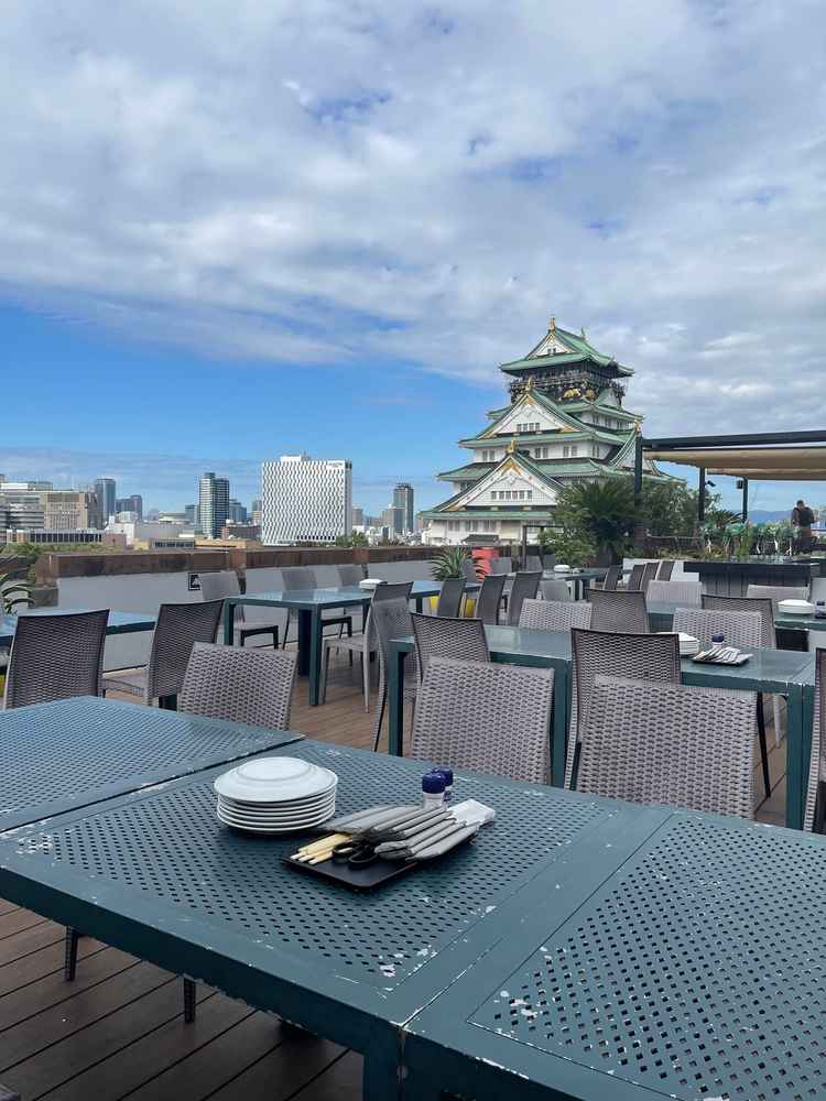 青空の下で写真を撮ったり、ゲストとリラックスして過ごせそうな素敵な屋上だと感じました。