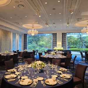 少し広目の披露宴会場。広々として豪華さがありました。シャンデリアも素敵で豪華でした。