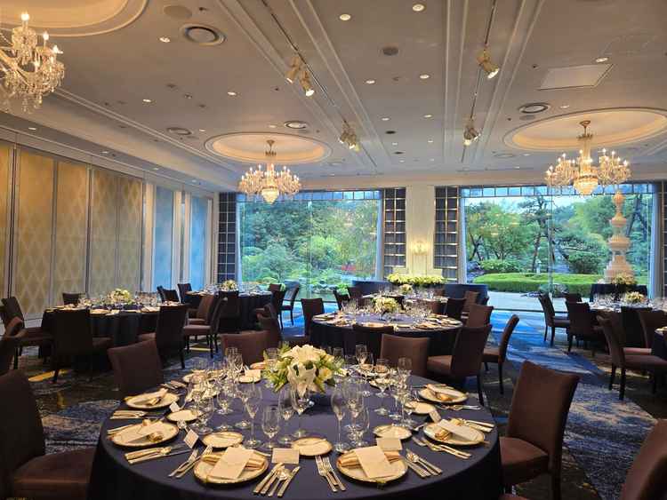 少し広目の披露宴会場。広々として豪華さがありました。シャンデリアも素敵で豪華でした。