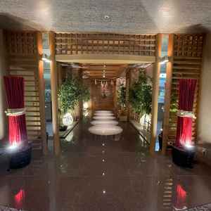 館内神殿入り口。ホテルの一角だけガラッと雰囲気が変わり、存在感がありました。