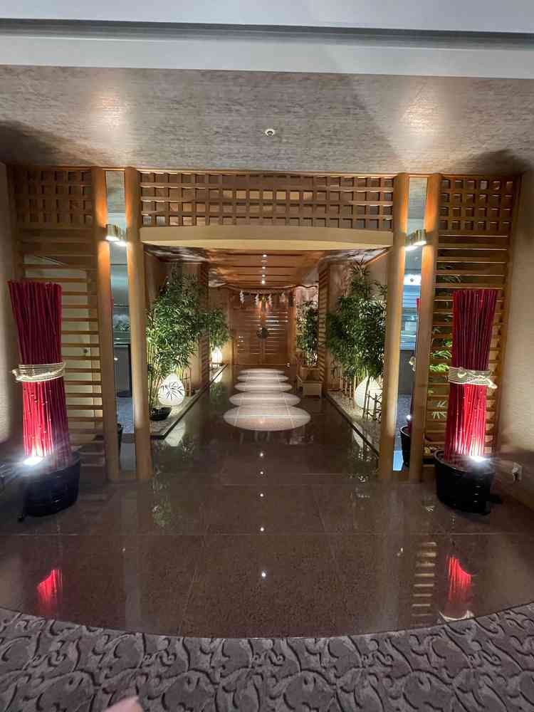 館内神殿入り口。ホテルの一角だけガラッと雰囲気が変わり、存在感がありました。