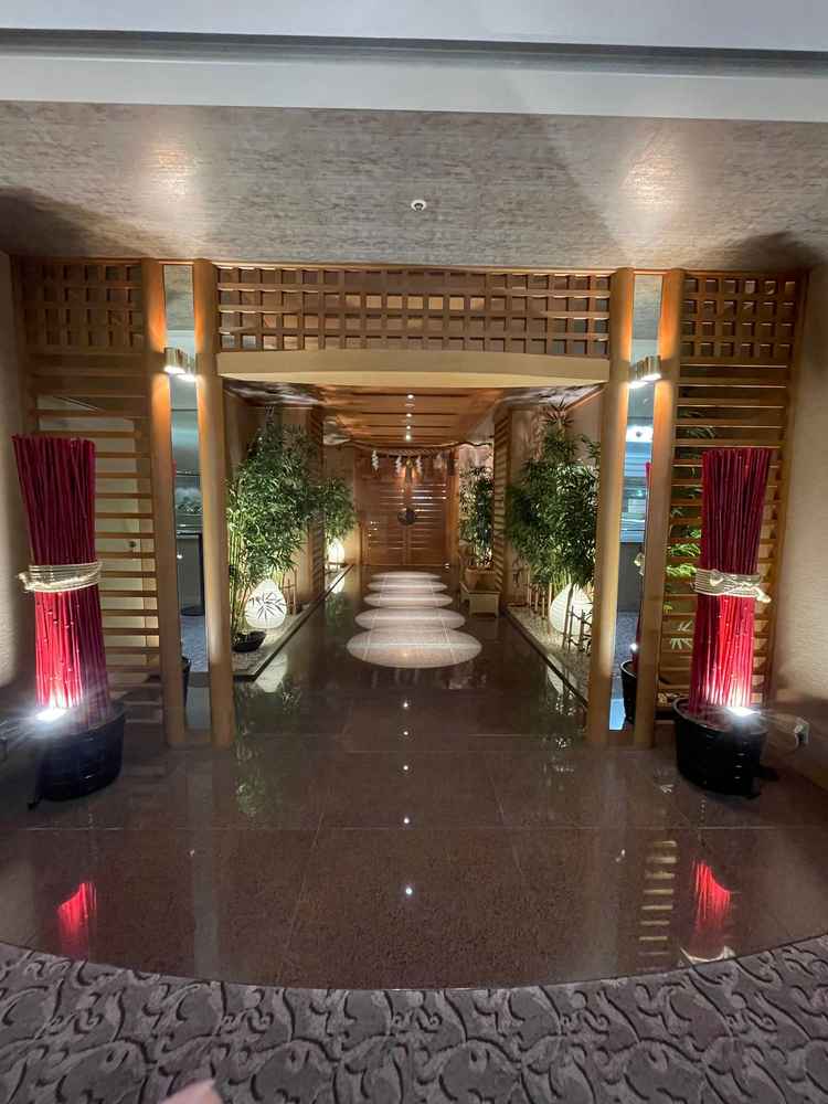 館内神殿入り口。ホテルの一角だけガラッと雰囲気が変わり、存在感がありました。