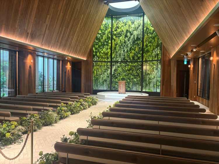 チャペルは木目と緑がマッチしていて、とても綺麗でした！また照明もシーン毎に調整ができ感動しました。