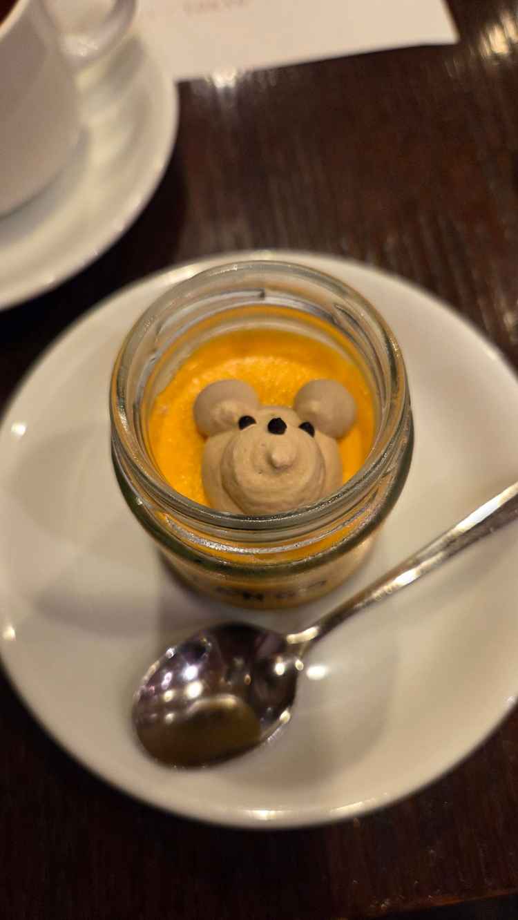 デザートのプリンがとても濃厚でした。くまも可愛かったです。