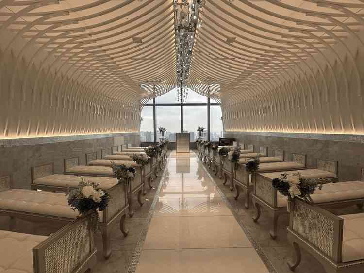 景色が見える白基調の挙式会場で、音の響きが綺麗で印象的でした。ピアノもありました。