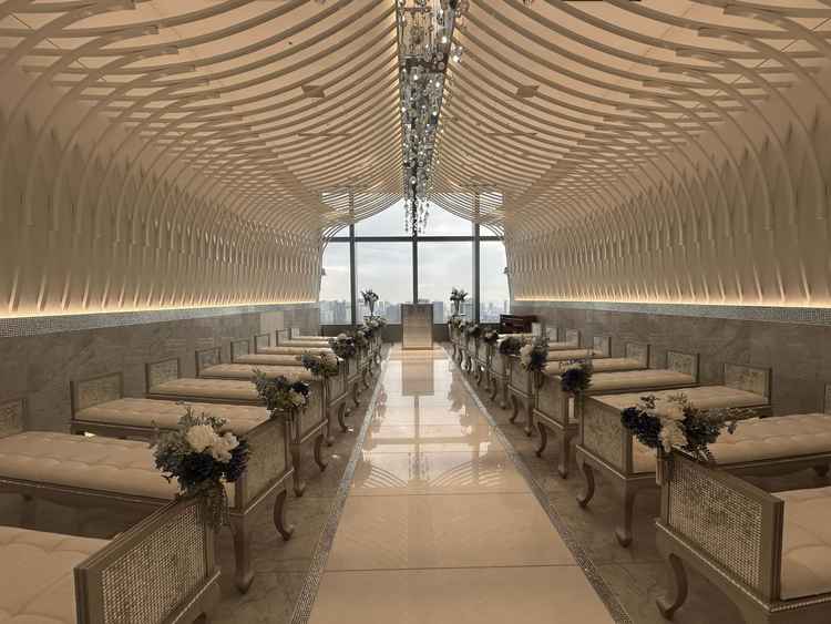 景色が見える白基調の挙式会場で、音の響きが綺麗で印象的でした。ピアノもありました。