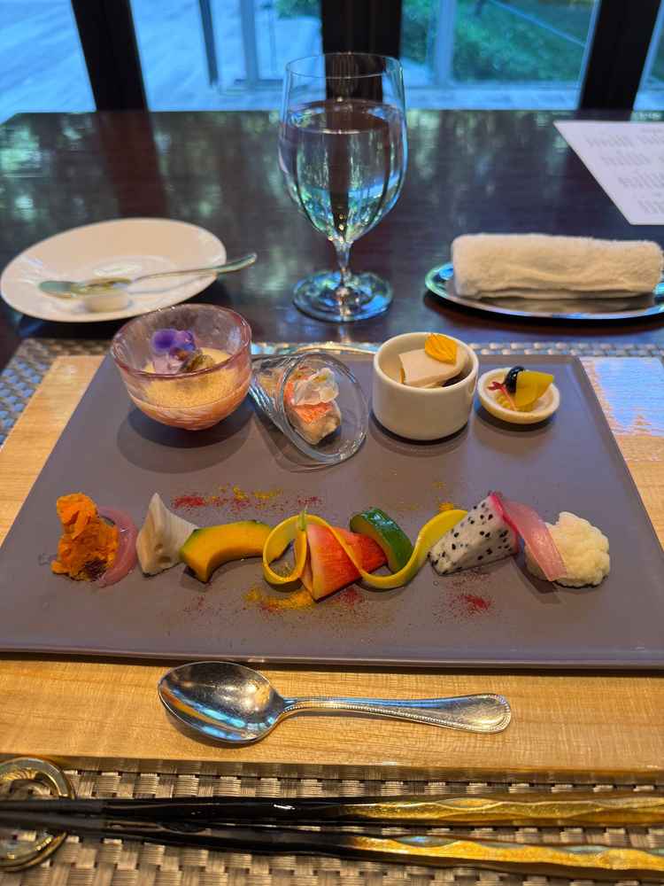 彩も鮮やかで美味しいコースの前菜