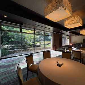 目の前が庭園で窓も大きくて開放感があり、緑が映えて見え自然光も入るので明るく素敵な披露宴会場でした。