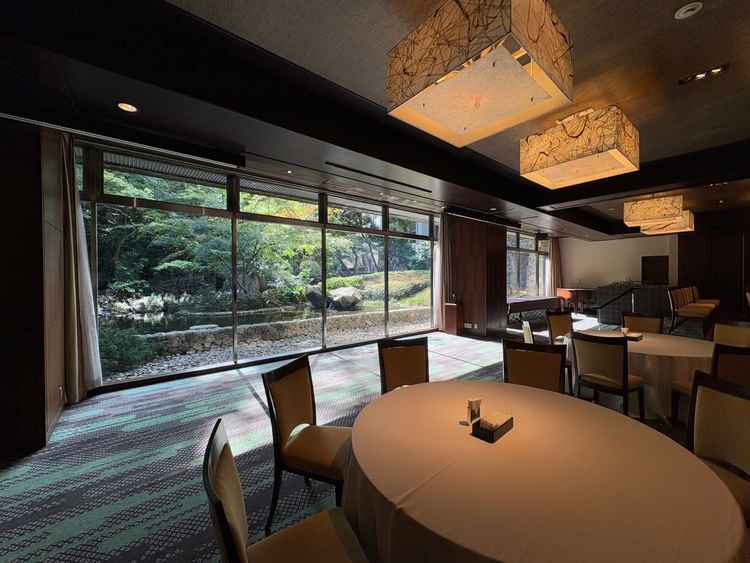 目の前が庭園で窓も大きくて開放感があり、緑が映えて見え自然光も入るので明るく素敵な披露宴会場でした。